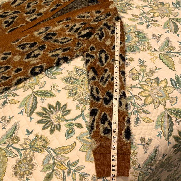 Daytrip cardigan sweater w/leopard pattern, size M. - Picture 8 of 9